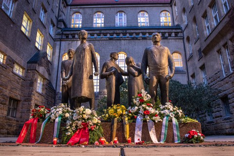 Geschmücktes Denkmal am Münchener Platz