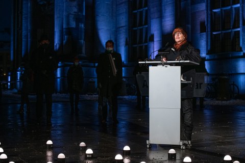 Rektorin Ursula Staudinger spricht an der Kreuzkirche.