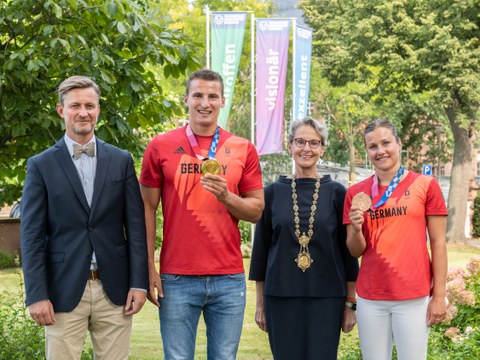 Gruppenfoto von links: Dr. Handschuh, Tom Liebscher mit Medaille, Prof. Staudinger, Tina Punzel mit Medaille