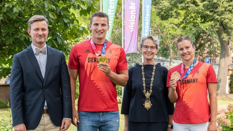 Gruppenfoto von links: Dr. Handschuh, Tom Liebscher mit Medaille, Prof. Staudinger, Tina Punzel mit Medaille