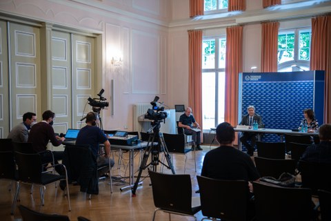 Pressekonferenz zur Verabschiedung von Prof. Müller-Steinhagen. Er sitzt im Podium, im Vordergrund Journalisten mit Ausrüstung.