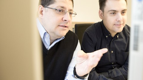 Foto: Dr. Ioannis Mitroulis (rechts) und Prof. Triantafyllos Chavakis diskutieren die Ergebnisse der in Cell publizierten Forschungsarbeit 