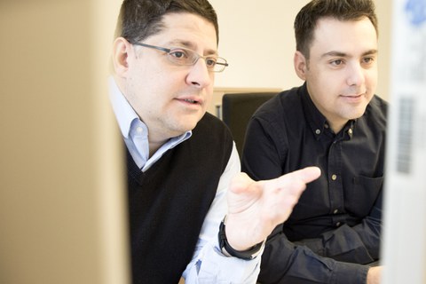 Foto: Dr. Ioannis Mitroulis (rechts) und Prof. Triantafyllos Chavakis diskutieren die Ergebnisse der in Cell publizierten Forschungsarbeit 