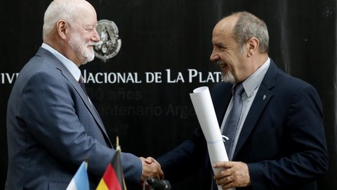 Der Präsident der UNLP, Raúl Perdomo (rechts), überreicht Prof. Reinhard Dietrich (links) die Ehrendoktorurkunde.