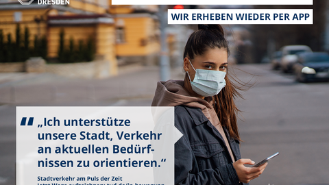 Eine junge Frau mit Maske bedient ihr Handy