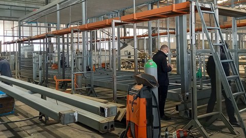 Alle 33 Module bestehen aus einer reinen Stahlkonstruktion. Im Februar/März wurden sie im europäischen Ausland vorgefertigt.