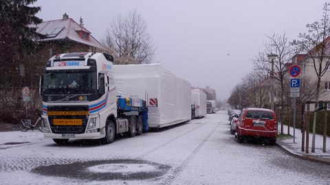 Bei Schnee erreichten die ersten Schwerlasttransporte mit den bis zu 30 Tonnen schweren Modulen am 6. April die Stadtgutstraße.