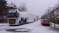 Bei Schnee erreichten die ersten Schwerlasttransporte mit den bis zu 30 Tonnen schweren Modulen am 6. April die Stadtgutstraße.