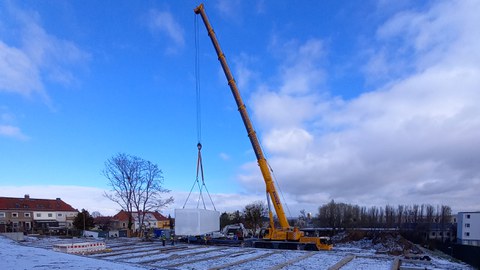 Die 15 mal 4 Meter großen Module wurden per Kran auf das Fundament gesetzt…