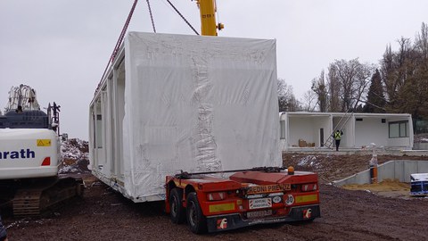 Am 7. April erreichten weitere Module die Baustelle.