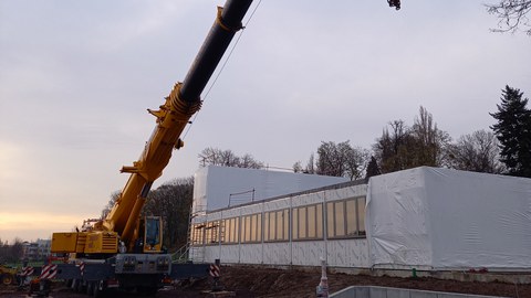 Bereits am 13. April nimmt das Gebäude erkennbar Konturen an.