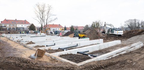 Beim Fundament für den Modulbau handelt es sich um 16 Streifenfundamente mit umlaufender Frostschürze. Im März war bereits alles für die Anlieferung und Montage der Module vorbereitet.