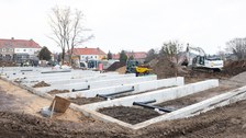 Beim Fundament für den Modulbau handelt es sich um 16 Streifenfundamente mit umlaufender Frostschürze. Im März war bereits alles für die Anlieferung und Montage der Module vorbereitet.