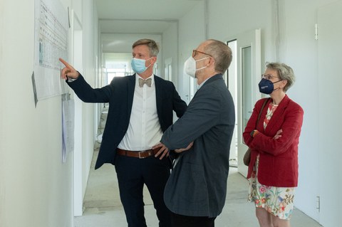 Die Rektorin und der Kanzler der TU Dresden, Prof. Dr. Ursula M. Staudinger und Dr. Andreas Handschuh, im Gespräch mit dem Architekten Stephan Schultze.