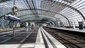 Blick auf einen Bahnsteig im Berliner Hauptbahnhof