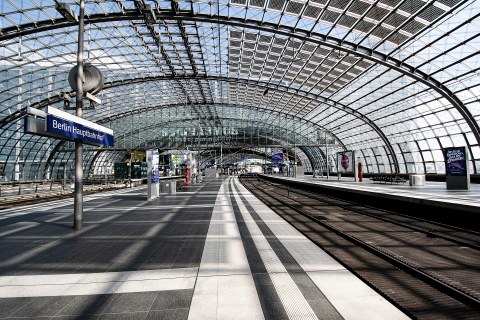 Blick auf einen Bahnsteig im Berliner Hauptbahnhof