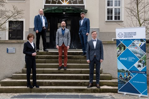 Gruppenfoto mit 5 Personen auf einer Treppe