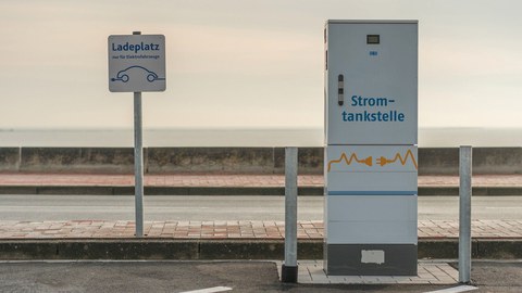 Blick auf eine Elektroladestation