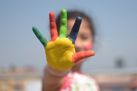 Bunte Kinderhand