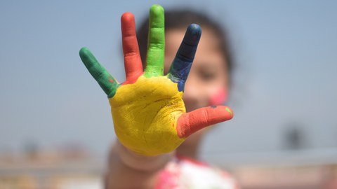 Bunte Kinderhand