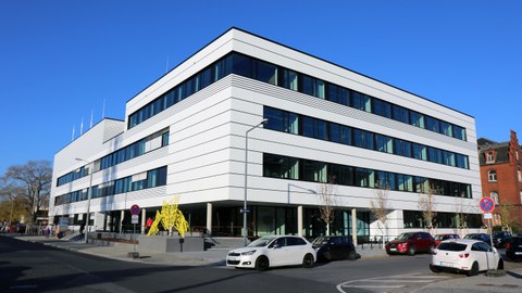 Der Neubau für das Deutsche Zentrum für Neurodegenerative Erkrankungen (DZNE) und das Zentrum für Innovationskompetenz (ZIK) B CUBE wurde übergeben.