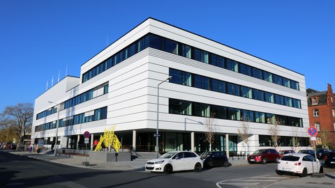 Der Neubau für das Deutsche Zentrum für Neurodegenerative Erkrankungen (DZNE) und das Zentrum für Innovationskompetenz (ZIK) B CUBE wurde übergeben.