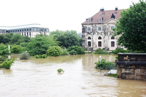 Blick auf das vom Hochwasser überflutete Gelände beim Dresdner Blockhaus und Hotel Westin Bellevue.