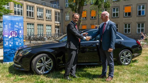 Übergabe der neuen S-Klasse von der Daimler AG an den Lehrstuhl Fahrzeugmechatronik