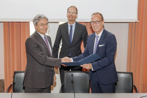 TUD-Rektor Hans Müller-Steinhagen mit den DB Netz AG-Vorständen Dr. Volker hentschel (Mi) und Jens Bergmann
