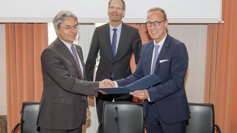 TUD-Rektor Hans Müller-Steinhagen mit den DB Netz AG-Vorständen Dr. Volker hentschel (Mi) und Jens Bergmann