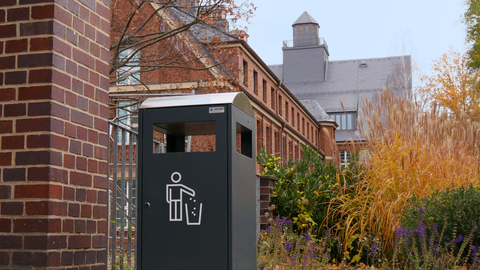 Bild eines Mülleimers auf dem Campus der TU Dresden.