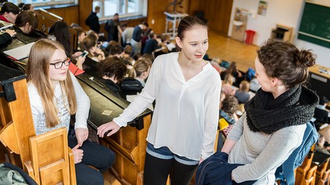 Drei Frühstudentinnen in einem Hörsaal im Andreas-Schubert-Bau der TU Dresden.