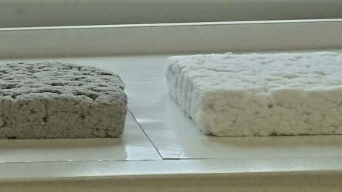 3 cm dicke Faserisoliermatten (links grau auf Basis von Altpapier; rechts naturweiß auf Basis von Cellulose