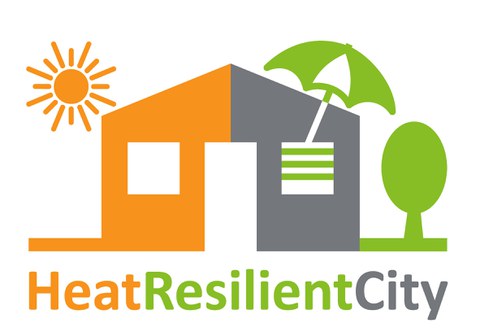 Grafik eines einfachen Hauses in grün, orange und grau. Darüber sind eine Sonne, ein Sonnenschirm und daneben ein Baum zu sehen. Darunter liest man das Wort HeatResilientCity