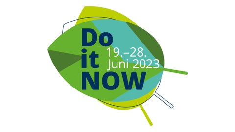"Do it Now" 19. - 28. Juni 2023 auf zwei gezeichneten, übereinander liegenden grünen Blättern.