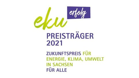 Logo mit dem Schriftzug: eku erfolg, darunter Preisträger 2021, darunter Zukunftspreis für Energie, Klima, Umwelt in Sachsen. Für alle