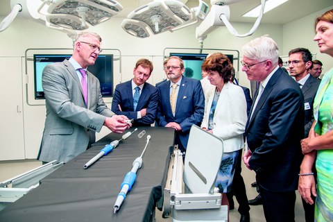 Minister President Michael Kretschmer (2nd from left), Minister Dr. Eva-Maria Stange (4th from left), University Hospital Dresden Chair Wilfried E.B. Winzer (middle) and Dean of Medicine Prof. Heinz Reichmann (5th from left) are given a first look at one 