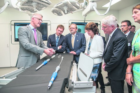 Ministerpräsident Michael Kretschmer (2.v.l.), Staatsministerin Dr. Eva-Maria Stange (4.v.l), UKD-Vorstand Wilfried E.B. Winzer (M.) sowie Medizindekan Prof. Heinz Reichmann (5.v.l.) erhielten durch Prof. Christian Reeps erste Einblicke in einen der OPs. 