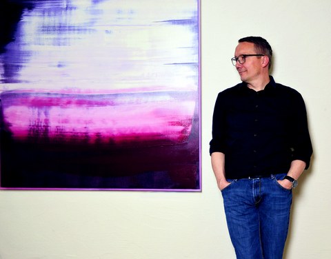 Zeigt mit seiner abstrakten Ausstellung "Farbwelten" im Geschäftsbereich Bau und Technik des Uniklinikums ausdrucksvolle abstrakte Farblandschaften: Jan Döhrer aus Barchfeld, der seit 2006 intensiv malt.