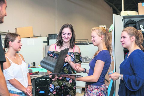 Schülerinnen in der Werkstatt des studentischen Rennteams Elbflorace