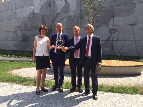 Finance Minister Dr. Matthias Haß (2nd from left) and Science Minister Dr. Eva-Maria Stange (left), present the key to the Rector of TU Dresden, Prof. Hans Müller-Steinhagen (right) and Prof. Gerhard Fettweis, cfaed Spokesperson (2nd from right). 