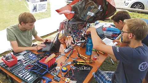 In München wurden von Lucas Nöller, Martin Feuerherdt und Rico Nerger (v.l.n.r.) die letzten Vorbereitungen für einen Testlauf des Weltraumfahrstuhls getroffen. Dort gewannen die Studenten auch den Teamspirit Award.