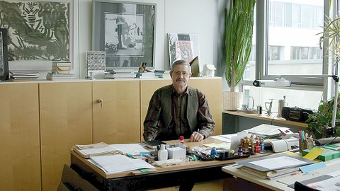 Prof. Jürgen Schieferdecker an seinem Arbeitsplatz im BSW.
