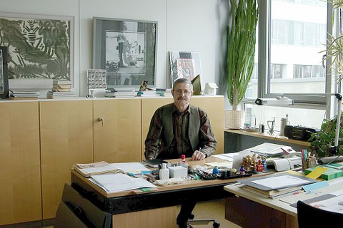 Prof. Jürgen Schieferdecker an seinem Arbeitsplatz im BSW.