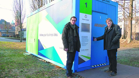 Prof. Gerhard Rödel, Prorektor für Forschung der TU Dresden (r.), übergibt einen der neugestalteten Start-up-Cubes an Dr. Frank Pankotsch, Leiter von dresden|exists.