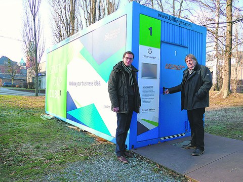 Prof. Gerhard Rödel, Prorektor für Forschung der TU Dresden (r.), übergibt einen der neugestalteten Start-up-Cubes an Dr. Frank Pankotsch, Leiter von dresden|exists.