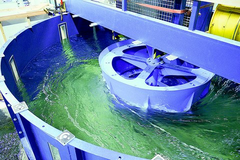 Ca. 1 m³ Wasser/Sek. muss durch den Versuchsaufbau fließen, um testen zu können, ob und wieviele Fische ein künstliches Wasserhindernis passieren. Hier wird der "Parcours" durch ein Wasserwirbelkraftwerk mit einer langsam drehenden Turbine simuliert.
