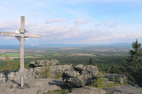 Blick vom Töpfer im Zittauer Gebirge in Richtung Dreiländereck.