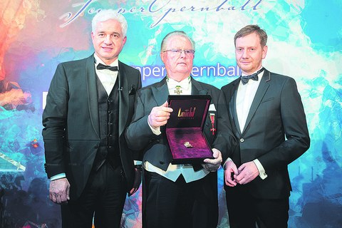 Jürgen Preiss-Daimler (M.) mit Laudator Michael Kretschmer, Sächsischer Ministerpräsident (r.), und Opernball-Chef Hans-Joachim Frey.