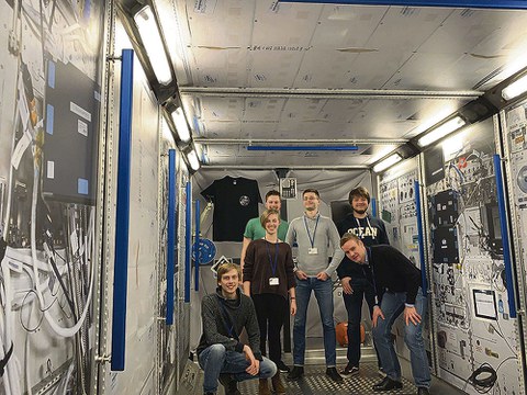 Mitglieder von STAR im Dummy des Columbus-Moduls der Internationalen Raumstation: Lucas Nöller, Elisabeth Berka, Nils Hensch, Frank Windeck, Julius Karlapp und Jakob Lindenthal (v.l.n.r.).